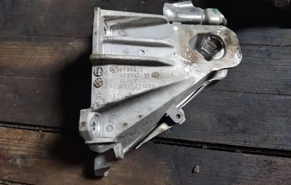 BMW X5 E70 Engine mounting bracket 6790022 58091210