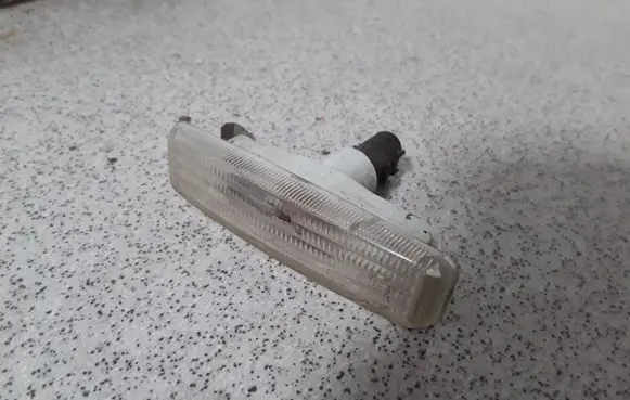 Front fender indicator light