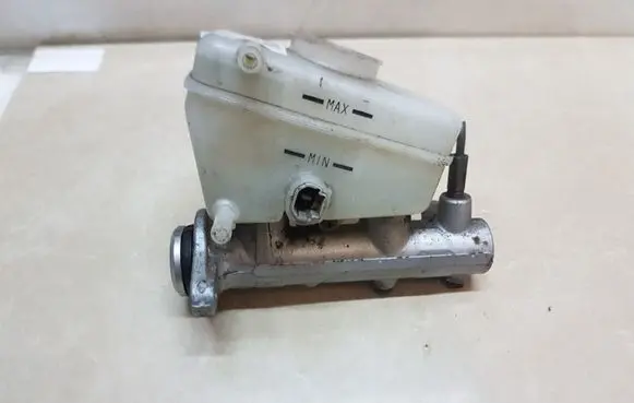 Lexus IS 200-300 Brake fluid reservoir 