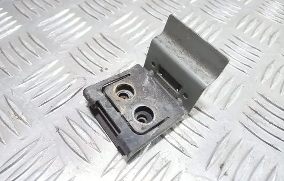 Ford Kuga I Fender mounting bracket