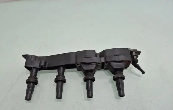 Citroen C4 I High voltage ignition coil 9636337880