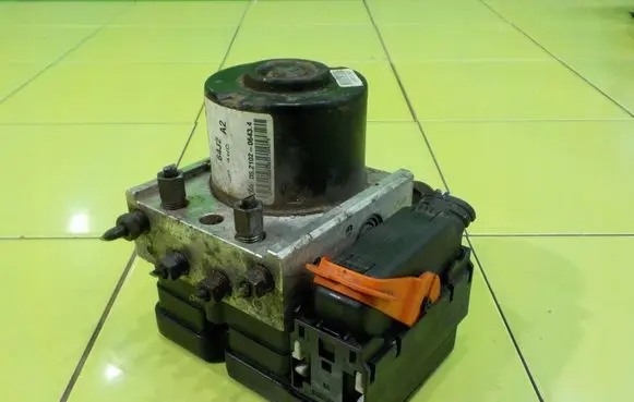 Suzuki Grand Vitara II ABS Pump 64J2A2 UP103