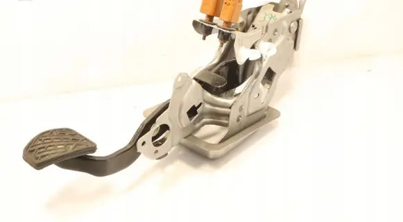 Nissan Note (E11) Clutch pedal 