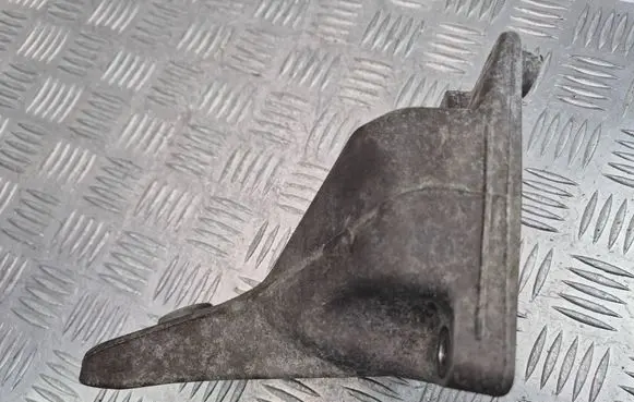 Engine mounting bracket