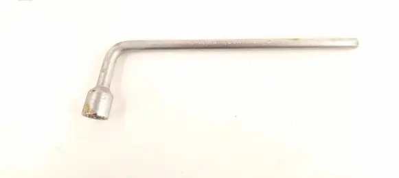 Mercedes-Benz R W251 Wheel nut wrench 2215810001 A2215810001