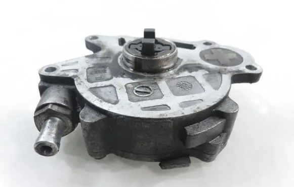 Volkswagen Golf VI Vacuum pump 03L145100G