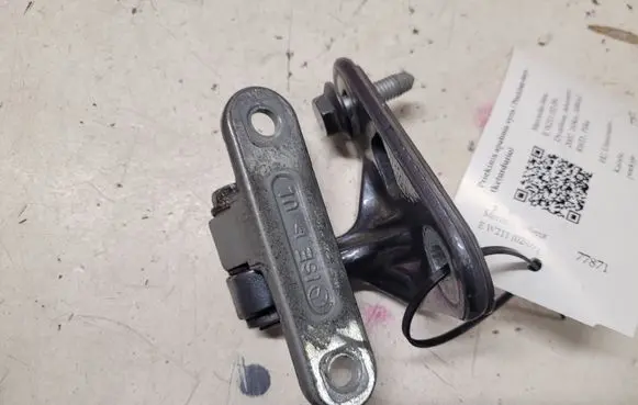 Mercedes-Benz E W211 Front door lower hinge 