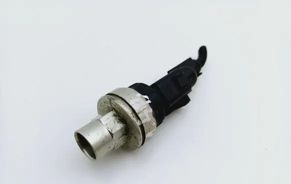 Volkswagen Golf IV Air conditioning (A/C) pressure sensor 1J0959126