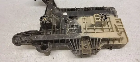 Volkswagen Caddy Battery tray 1K0915333