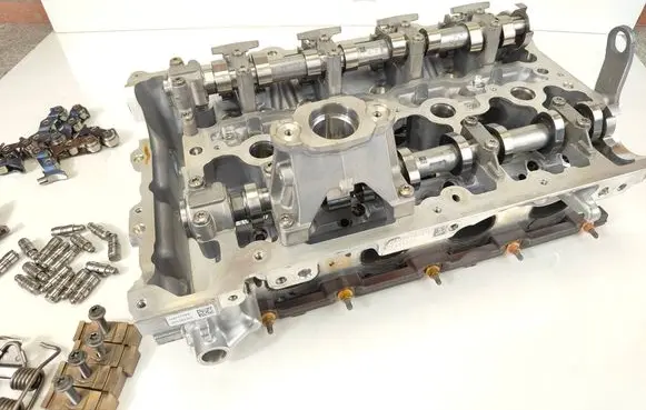 BMW 1 F70 Engine head 1019176 7953430 8744957