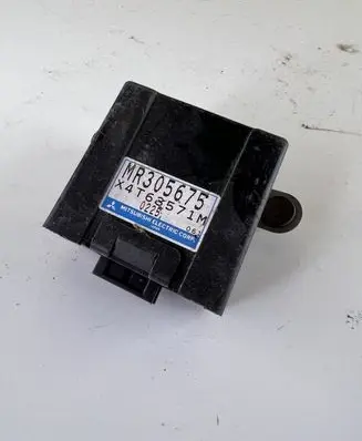 Mitsubishi Pajero Door central lock control unit/module MR305675 X4T63571M