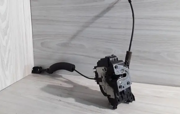 Renault Megane III Front door lock 605020001R