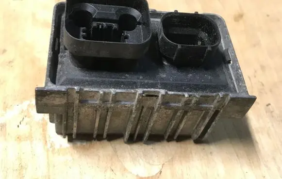 Opel Astra J Glow plug pre-heat relay 55574293