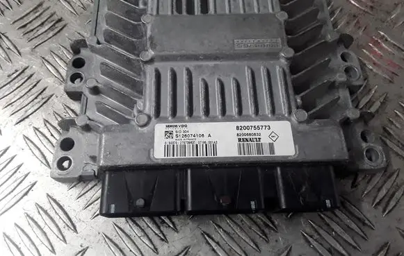 Renault Megane II Engine control unit/module S126074106 8200755773
