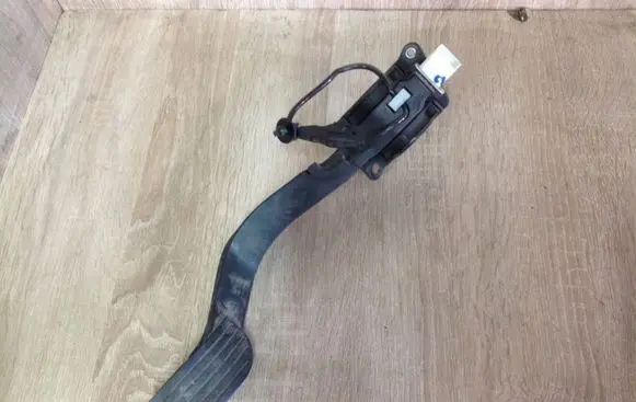 Accelerator throttle pedal