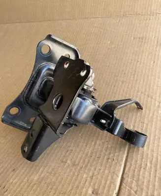 Engine mount bracket