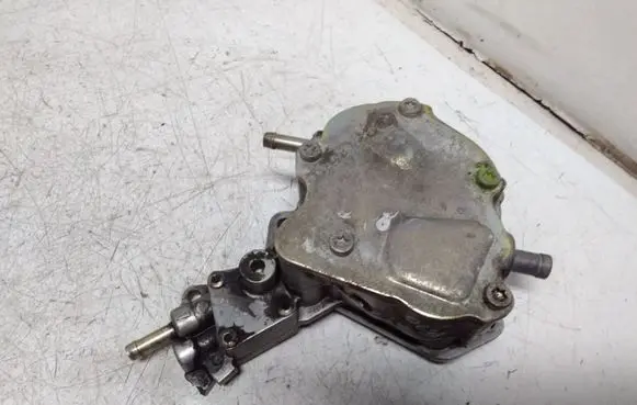 Volkswagen PASSAT B5 Vacuum pump 038145209A
