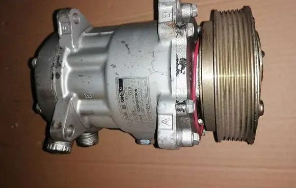 Renault Alaskan Air conditioning (A/C) compressor (pump) SD7097719II