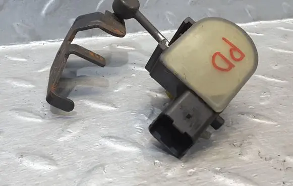 Headlight/headlamp level sensor