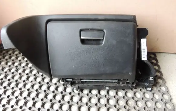 BMW 1 E81 E87 Glove box 6982681 8698268 20090610