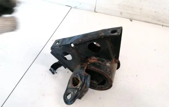 Nissan X-Trail T30 Engine mount bracket