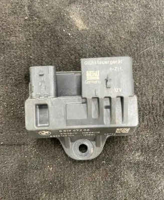BMW 4 F32 F33 Glow plug pre-heat relay 8519472 131031 0522140104