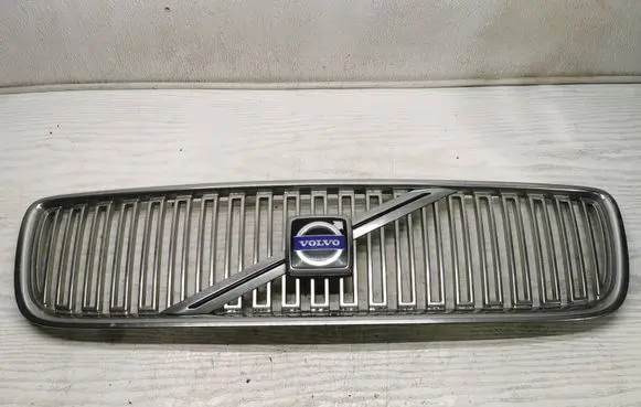 Volvo V70 Front bumper upper radiator grill 08693346