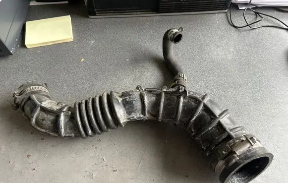 Renault Clio III Oil fill pipe 8200500383B