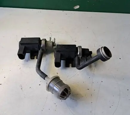 Volkswagen Touareg I Turbo solenoid valve 1J0906627A 05T115 72290325