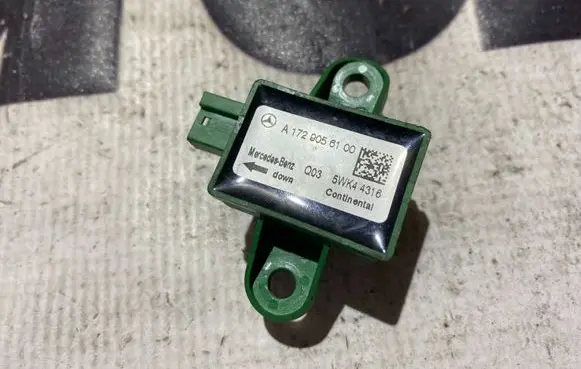 Mercedes-Benz E W212 Airbag deployment crash/impact sensor a1729056100 1729056100