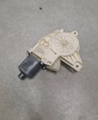 Mercedes-Benz C W204 Rear door window regulator motor A2048200542 961109100 0130822505