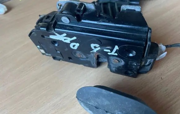 Volkswagen Multivan T5 Front door lock