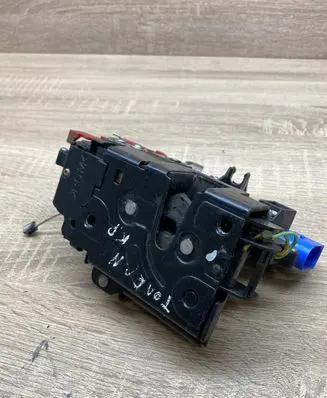 Volkswagen Golf V Front door lock 3D1837015