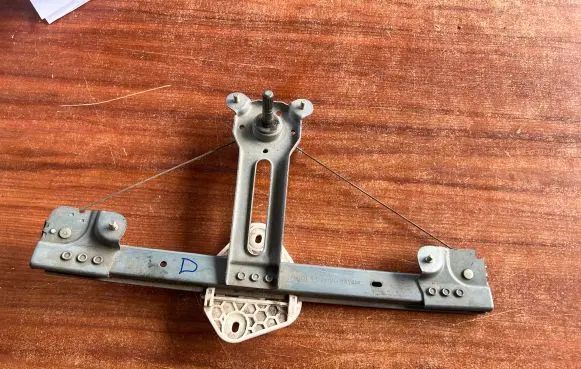 Dacia Logan I Rear door manual window regulator 118491