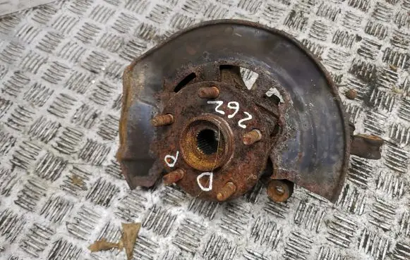 Toyota RAV 4 (XA40) Front wheel hub