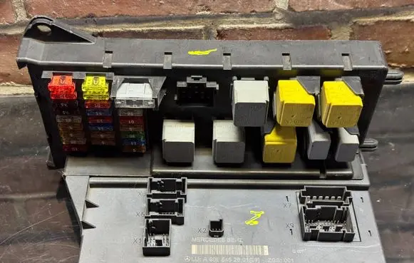 Mercedes-Benz Sprinter W906 Fuse module A9065452601 A9064420500 A9065450601