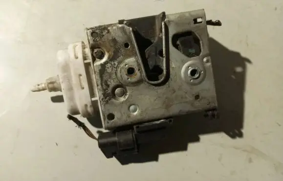 Audi A4 S4 B5 8D Front door lock 8D1837015F