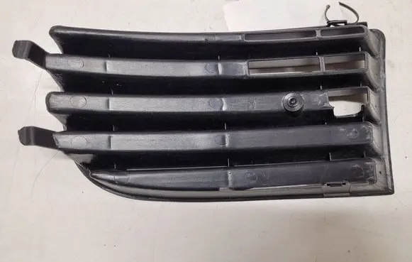 Volkswagen Golf V Front bumper lower grill