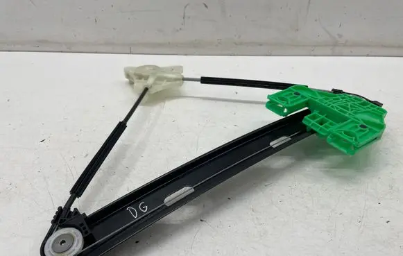 Rear window lifting mechanism without motor