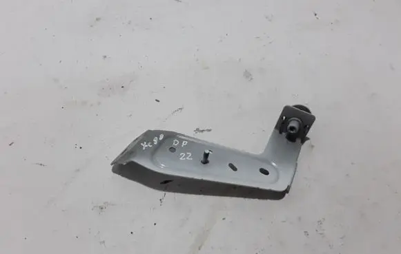 Volvo XC90 Fender mounting bracket 31371011