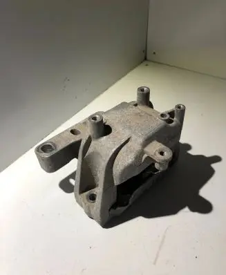 Volkswagen PASSAT B6 Engine mount bracket 1K0199262