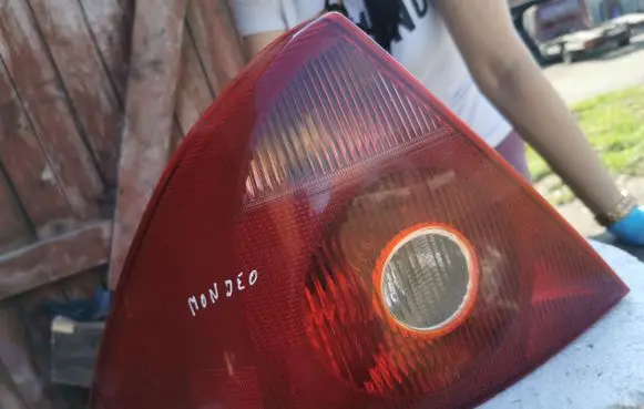 Ford Mondeo Mk III Rear/tail lights 1S7113405A