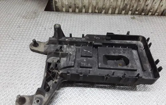 Volkswagen PASSAT B7 USA Battery tray 1KM915333