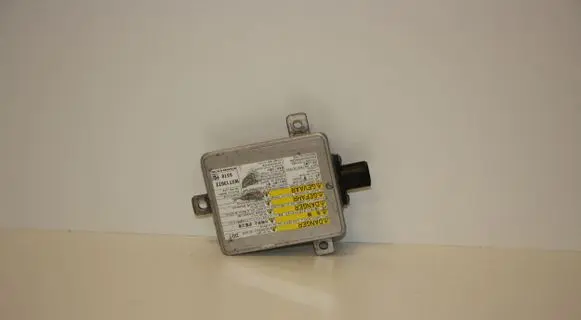 Mitsubishi Pajero Xenon control unit/module 8301C042 8301C770 8301C463