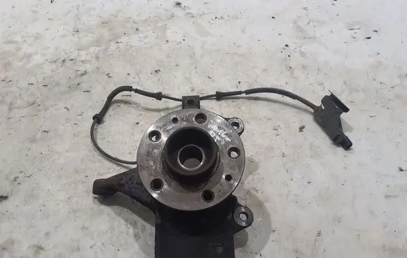 Opel Vivaro Front wheel hub 400144570R