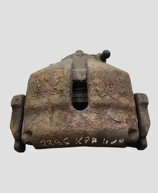 Volkswagen PASSAT B7 Front brake caliper