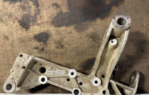 Volkswagen PASSAT B6 Engine mounting bracket 1K0199295F