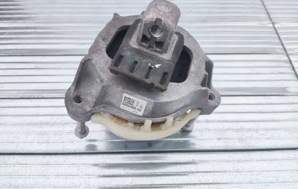BMW 5 G30 G31 G38 Engine mount bracket 6860486
