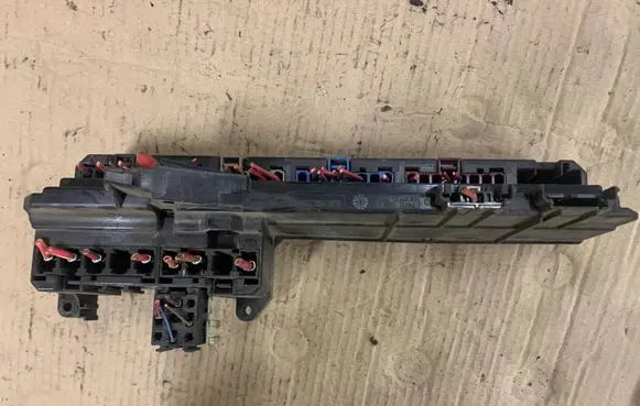 Volkswagen PASSAT B6 Fuse module PA6GFGK30 6357330