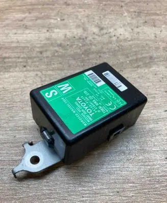 Toyota Avensis T270 Door control unit/module 8974005030 61B381000